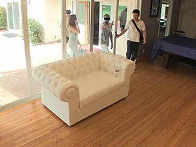 マジックミラーハウス in Los Angeles アメリカの恋人達に突撃調査！アツアツのカップル達を特設ルームに誘い出し、彼氏の目の前でHな事に挑戦して欲しいと交渉！お金に目の眩んだセクシーギャルにナマ挿入ナマ中出しヤリタイ放題！！　サンプル画像02